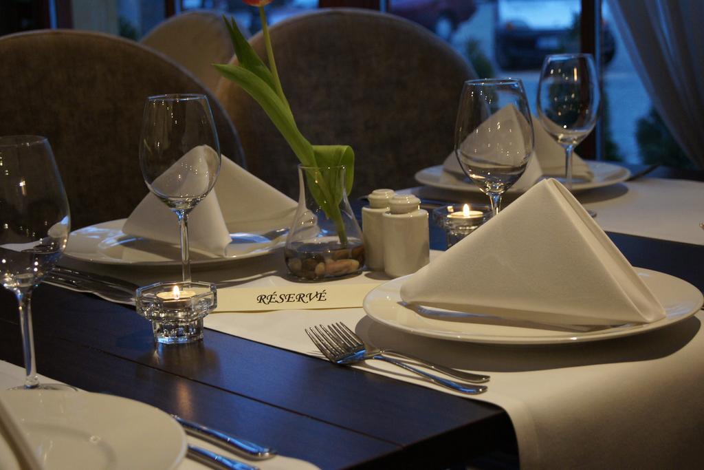 Arte Hotel Brzeg Buitenkant foto