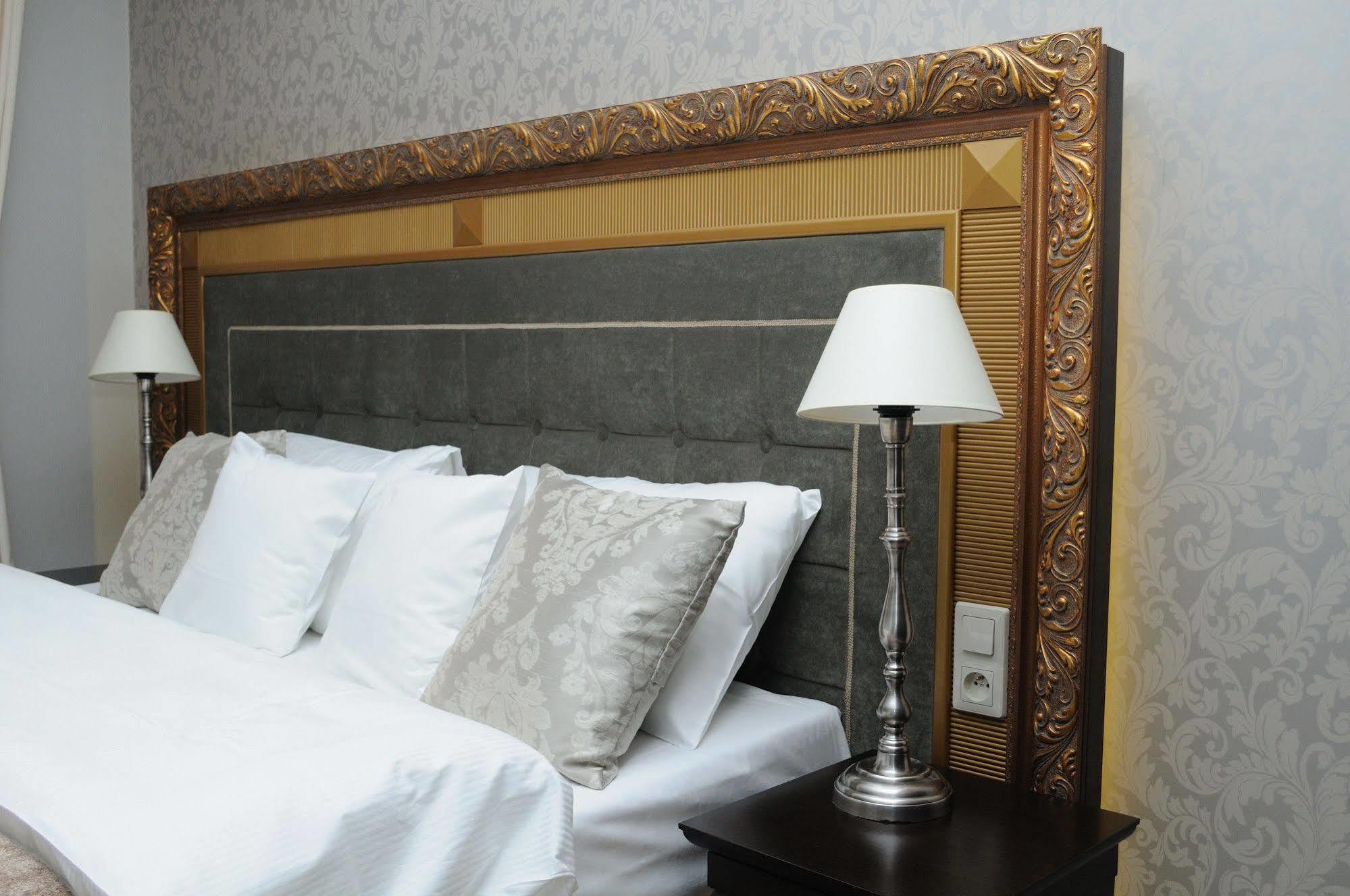 Arte Hotel Brzeg Buitenkant foto